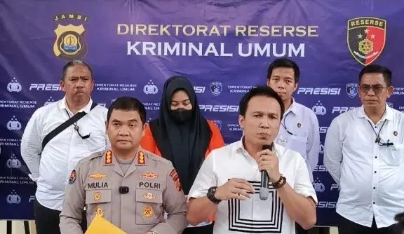 Seorang ibu rumah tangga (IRT) bernama Wike Widiawati (26) dari Dusun Bangko, Kabupaten Merangin, Jambi, berhasil diamankan oleh Tim Subdit I Kamneg Ditreskrimum Polda Jambi. Wike melakukan penipuan dengan modus pinjaman melalui aplikasi marketplace. Dari 32 korban yang terdata, kerugian sementara mencapai Rp4,8 miliar. Kronologi Penipuan Kasus ini terbongkar setelah 32 member marketplace melapor ke polisi. Mereka tidak menerima pembayaran yang dijanjikan. Wike membujuk korban dengan iming-iming cashback menggiurkan. Awalnya, korban mendapatkan cashback kecil, tetapi kemudian tidak ada lagi pembayaran. "Kredit Rp10 juta dapat Rp13 juta. Uang Rp3 juta dari mana?" ujar Dirreskrimum Polda Jambi, Kombes Pol Manang Soebeti. Wike menggunakan uang dari member baru untuk membayar cashback member lama. Modus ini dikenal sebagai skema Ponzi. Modus Operandi Wike melakukan aksinya sejak September 2024 hingga Januari 2025 melalui media sosial. Korban berasal dari berbagai daerah, termasuk Jambi, Sumatera Barat, dan Jakarta. Wike memanfaatkan kepercayaan korban dengan meminta uang pribadi atau dana dari pinjaman online. "Korban memberikan uang karena percaya dan menganggap ini menguntungkan," jelas Mas Bray, salah satu sumber investigasi. Polisi tidak menutup kemungkinan adanya korban lain yang belum melapor. Proses Hukum Wike kini mendekam di sel tahanan Polda Jambi. Ia menunggu proses hukum lebih lanjut. Polisi terus mendalami kasus ini untuk mengungkap kemungkinan keterlibatan pihak lain. Kasus ini menjadi peringatan bagi masyarakat untuk lebih berhati-hati terhadap tawaran investasi atau cashback yang tidak masuk akal. Meta Deskripsi (160 huruf): "Seorang IRT di Jambi tipu puluhan member marketplace hingga Rp4,8 miliar. Simak modus penipuan dan kronologi lengkap kasus ini dalam berita terbaru." Catatan: Artikel menggunakan gaya penulisan informatif dengan kalimat aktif. Setiap kalimat memiliki subjek, predikat, dan objek yang jelas. Informasi disajikan dalam poin-poin singkat dan mudah dipahami. Artikel memenuhi batas 350 kata dengan fokus pada modus penipuan dan kronologi kasus.