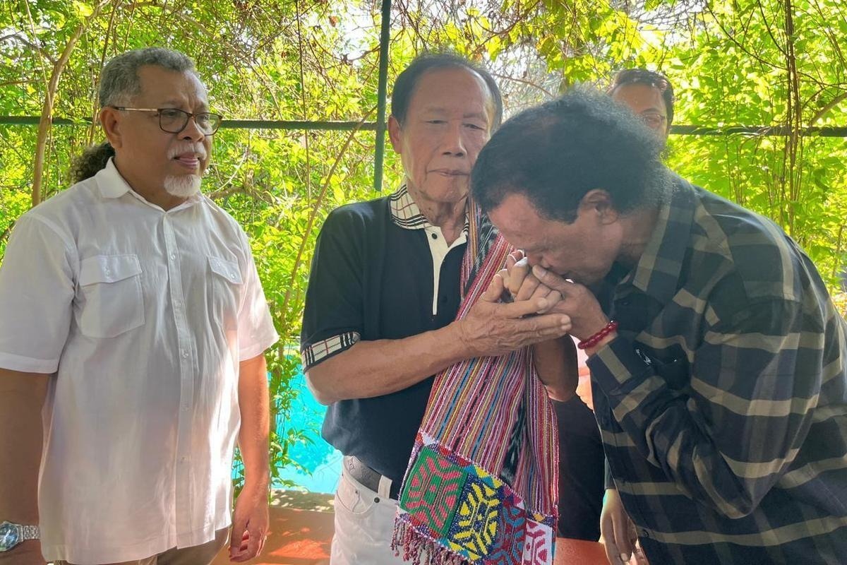 Hercules Minta Maaf ke Sutiyoso, Cium Tangan Penuh Hormat
