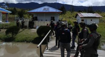 Bupati Puncak Tiba, Baku Tembak Pecah di Bandara Ilaga