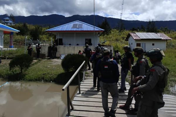 Bupati Puncak Tiba, Baku Tembak Pecah di Bandara Ilaga