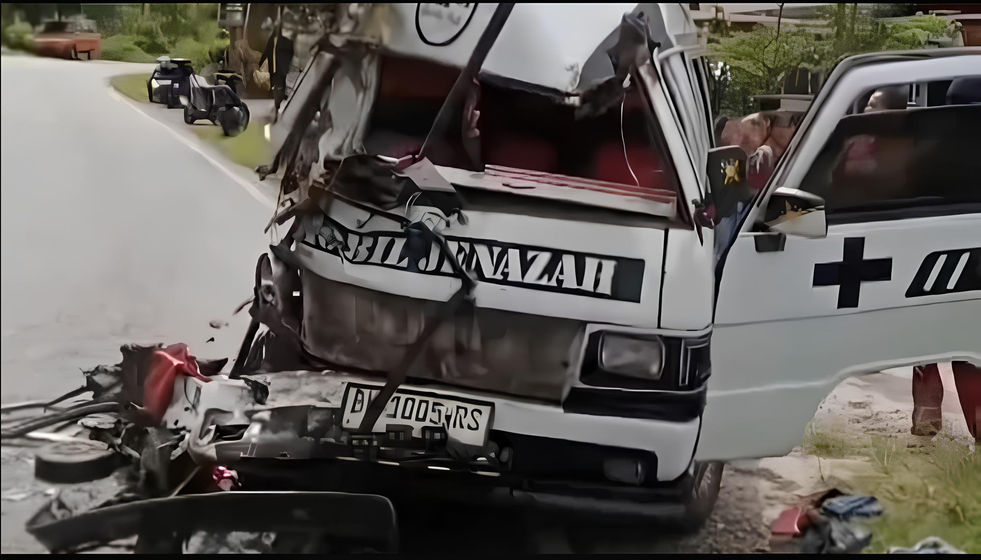 Ambulans Tabrakan dengan Truk, Sopir Tewas di Lokasi