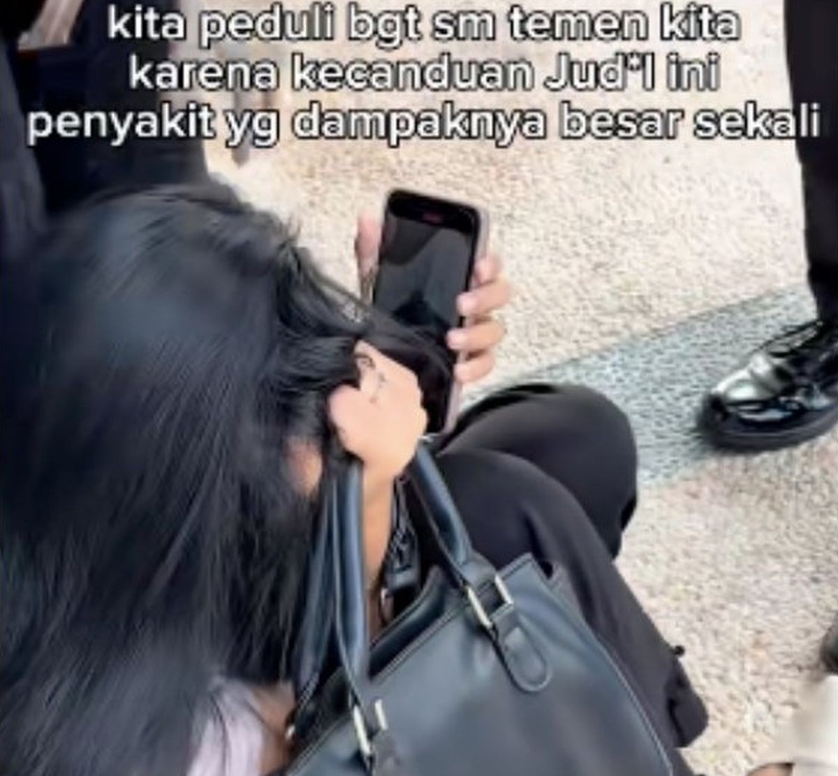 Wanita Kecanduan Judol Marah Saat Dibawa ke Rumah Sakit Jiwa
