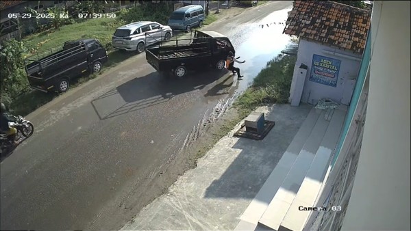 Petugas Dishub Sampang Ditabrak Pikap di Jalan Raya