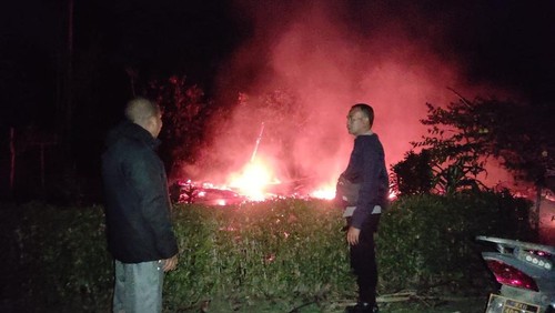 Cekcok dengan Istri, Pria Mabuk Bakar Rumah Sendiri